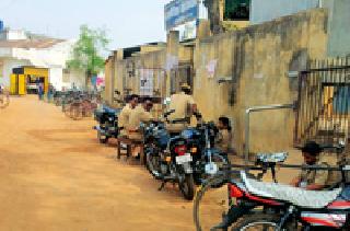 Security of the examination center at homeguard's assurance | होमगार्डच्या भरवशावर परीक्षा केंद्राची सुरक्षा