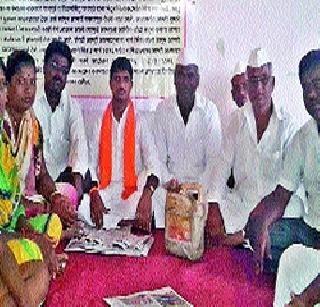 Farmers get stuck in the temple due to lack of sweat! | घामाचा दाम न मिळाल्याने शेतकऱ्यांचा मंदिरातच ठिय्या! Farmers get stuck in the temple due to lack of sweat! | घामाचा दाम न मिळाल्याने शेतकऱ्यांचा मंदिरातच ठिय्या!