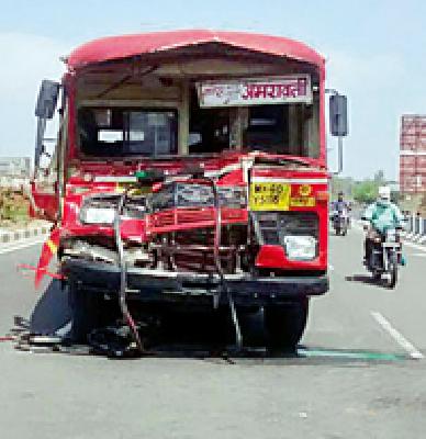 Strike driver seriously injured, 12 injured | एसटी टिप्परवर धडकली चालक गंभीर, १२ जखमी