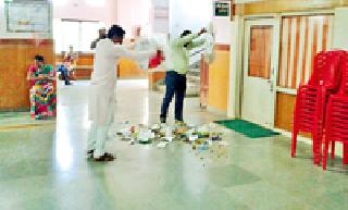 Garbage in front of the municipal authorities | पालिका मुख्याधिकाऱ्यांच्या दालनासमोर टाकला कचरा