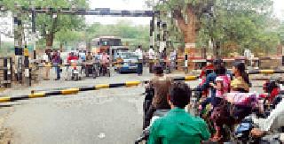 Demand for the flyover at the railway gate of Rajura-Asifabad road | राजुरा-आसिफाबाद मार्गावरील रेल्वेगेटवर उड्डाण पुलाची मागणी