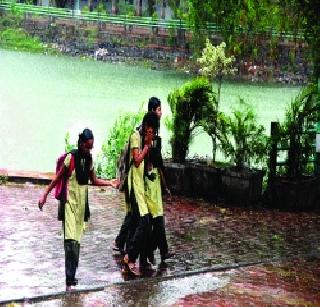 Late rain in the city with stormy winds | वादळी वाऱ्यासह शहरात अवकाळी पावसाची हजेरी