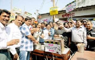 'Tea seller' against excise tax | अबकारी कराच्या विरोधात सराफांची ‘चहाविक्री’