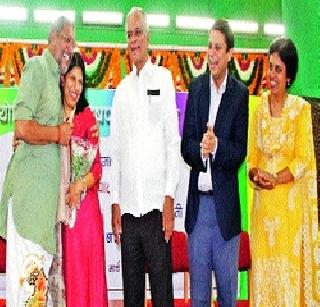 Questioner of the living and the dead in front of the farmers - Nana Patekar's death | शेतकऱ्यांपुढे जगावं की मरावं हा सवाल - नाना पाटेकर यांची खंत Questioner of the living and the dead in front of the farmers - Nana Patekar's death | शेतकऱ्यांपुढे जगावं की मरावं हा सवाल - नाना पाटेकर यांची खंत