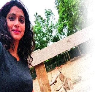 Who stole Urmila and saw ... | ऊर्मिलाला चोरून कोण पाहतंय... Who stole Urmila and saw ... | ऊर्मिलाला चोरून कोण पाहतंय...