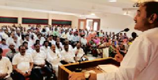 Government chat about farmers | शेतकऱ्यांविषयी सत्ताधारी गप्प Government chat about farmers | शेतकऱ्यांविषयी सत्ताधारी गप्प