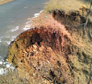 Road collapsed on the Kondhali road | कोंढाळी मार्गावरील रस्ता खचला