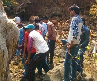 Ladleside near Shiva temple in Madhya Pradesh | मध्यप्रदेशात शिव मंदिराजवळ लॅडस्लाईड