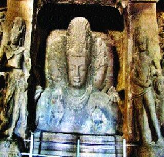 Thousands of Shiva Bhaktas gathered on the island of Gharapuri | घारापुरी बेटावर हजारो शिवभक्तांची गर्दी