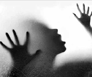 Due to rape, the girl looted from the second floor | बलात्काराच्या भीतीने तरुणीने दुस-या मजल्यावरुन मारली उडी