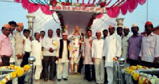 The unveiling of the nation's fullest statue at Kadoli | कढोली येथे राष्ट्रसंतांच्या पूर्णाकृती पुतळ्याचे अनावरण The unveiling of the nation's fullest statue at Kadoli | कढोली येथे राष्ट्रसंतांच्या पूर्णाकृती पुतळ्याचे अनावरण