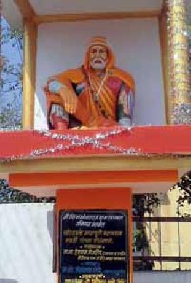 The statue of Gadgebaba is inspired by the efforts of women | महिलांच्या प्रयत्नांतून साकारला गाडगेबाबांचा पुतळा