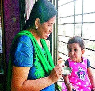 Phone phone or girl's butt .. Mother, you eat! | आॅफिसचा फोन अन् मुलीचा हट्ट.. आई, तूच खाऊ घाल!