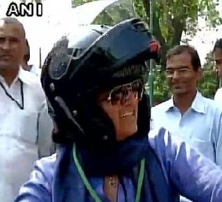 Parliament House entry from Harley-Davidson Bike | हार्ले-डेविडसन बाईकवरुन महिला खासदाराची संसदेत एंट्री Parliament House entry from Harley-Davidson Bike | हार्ले-डेविडसन बाईकवरुन महिला खासदाराची संसदेत एंट्री