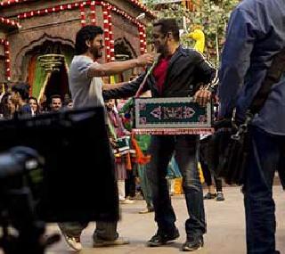 Salman-Shahrukh's assault on Sultan's set | सुलतानच्या सेटवर सलमान-शाहरुखची गळाभेट