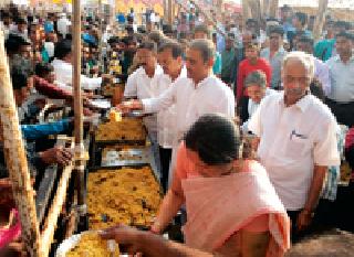Distribution of Mahaprashad at the hands of Praful Patel | गायमुख येथे प्रफुल्ल पटेलांच्या हस्ते महाप्रसादाचे वितरण