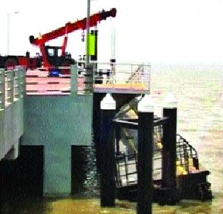 The police run for the defuse | तराफ्यासाठी पोलिसांत धाव