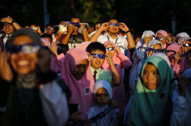 Full solar eclipse that appeared in Indonesia | इंडोनेशियात दिसलं पूर्ण सूर्यग्रहण