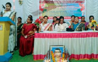 Women should try for self-sufficiency | महिलांनी आत्मनिर्भरतेसाठी प्रयत्न करावे Women should try for self-sufficiency | महिलांनी आत्मनिर्भरतेसाठी प्रयत्न करावे