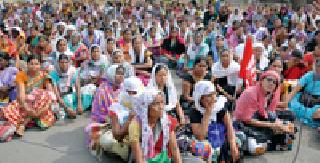 Anganwadi shocks: | अंगणवाडीतार्इंची धडक :