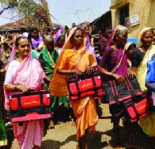 The school of Ajaji school filled in the village | फांगणे गावात भरली आज्जींची शाळा