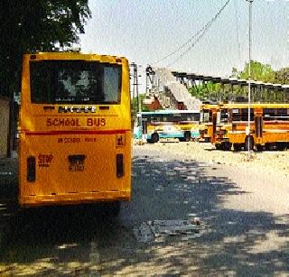 Unauthorized parking barrier to greenhall | हिरवळीला अनधिकृत पार्किंगची बाधा