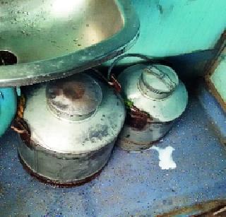 Traffic from the railway toilets! | रेल्वेच्या शौचालयातून होते दुधाची वाहतूक! Traffic from the railway toilets! | रेल्वेच्या शौचालयातून होते दुधाची वाहतूक!