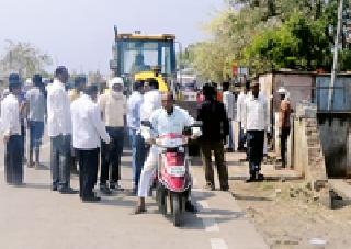 Encroachment on the Chandrapur-Gadchiroli highway was removed from the original | मूलमधील चंद्रपूर-गडचिरोली महामार्गावरील अतिक्रमण हटविले
