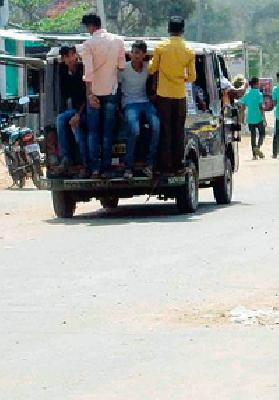 Taxi is starting to be fatal | टॅक्सीतून सुरू आहे जीवघेणा प्रवास