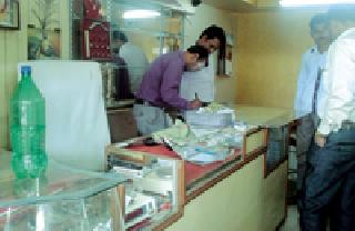 The thieves broke a bullish shop | चोरट्यांनी सराफा दुकान फोडले The thieves broke a bullish shop | चोरट्यांनी सराफा दुकान फोडले