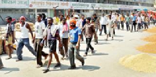 Rada in market committee; Stop working for three hours | बाजार समितीत राडा; तीन तास काम बंद Rada in market committee; Stop working for three hours | बाजार समितीत राडा; तीन तास काम बंद