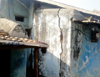 Blasting causes homes to fall | ब्लास्टिंगमुळे घरांना भेगा