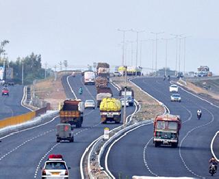 Center's idea of increasing the speed of vehicles on expressway to 130-140 | एक्स्प्रेसवेवरील वाहनांचा वेग 130-140 पर्यंत वाढवण्याचा केंद्राचा विचार Center's idea of increasing the speed of vehicles on expressway to 130-140 | एक्स्प्रेसवेवरील वाहनांचा वेग 130-140 पर्यंत वाढवण्याचा केंद्राचा विचार
