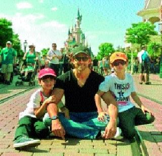 Daddy Hrithik with Spain's trip! | डॅडी हृतिकची मुलांसोबत स्पेन ट्रीप! Daddy Hrithik with Spain's trip! | डॅडी हृतिकची मुलांसोबत स्पेन ट्रीप!