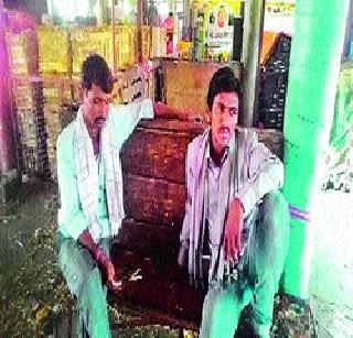 Due to famine: despite adolescents ... | दुष्काळाच्या झळा : शिक्षण असूनही नशिबी हमालीच... Due to famine: despite adolescents ... | दुष्काळाच्या झळा : शिक्षण असूनही नशिबी हमालीच...