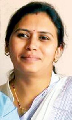 She reached the goal of attending home | घर प्रपंच सांभाळत तिने गाठले ध्येय