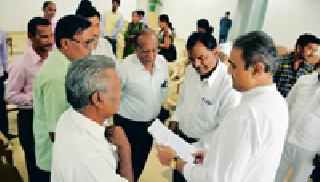 Petitioner received a request from the Rural Electoral Office | ग्रामीण डाक सेवकांनी दिले खासदार पटेलांना निवेदन