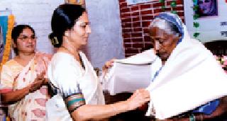 Women's Honor at Pandharkawada | पांढरकवडा येथे महिलांचा सन्मान Women's Honor at Pandharkawada | पांढरकवडा येथे महिलांचा सन्मान