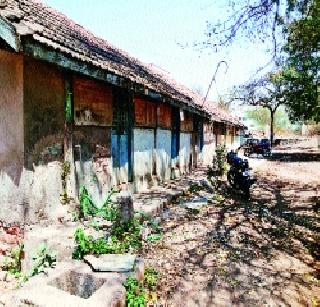 Poor state like dark castle | अंधाऱ्या कोठडीप्रमाणे दयनीय अवस्था Poor state like dark castle | अंधाऱ्या कोठडीप्रमाणे दयनीय अवस्था