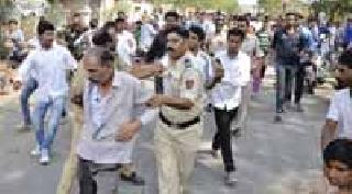 The shopkeeper was forced to flee from the scene | अश्लील चाळे करणाऱ्या दुकानदाराची काढली धिंड The shopkeeper was forced to flee from the scene | अश्लील चाळे करणाऱ्या दुकानदाराची काढली धिंड