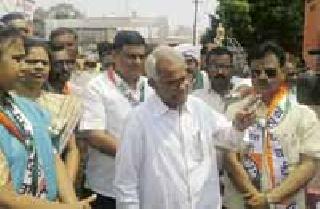 NCP's protest against the arrest of Bhujbal | भुजबळांच्या अटकेच्या निषेधार्थ राष्ट्रवादीची निदर्शने NCP's protest against the arrest of Bhujbal | भुजबळांच्या अटकेच्या निषेधार्थ राष्ट्रवादीची निदर्शने