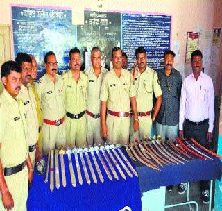 Large arms and ammunition seized! | धारदार शस्त्रांचा मोठा साठा जप्त!