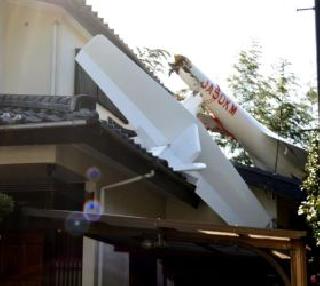 Death of two people collapsed in Tokyo Glyder house | टोकियोत ग्लायडर घरावर कोसळून दोघांचा मृत्यू