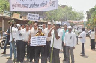 Composite response to bullion traders | सराफा व्यापाऱ्यांच्या बंदला संमिश्र प्रतिसाद