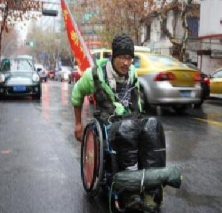 Despite the disabilities, 2800 km travel on the wheelchair | अपंग असूनही व्हील चेअरवर केला २८०० कीमीचा प्रवास