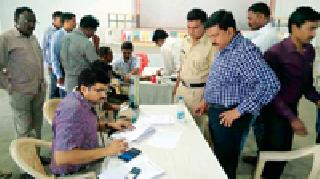 Police's health check-up camp at Awalarpur | आवारपूर येथे पोलिसांचे आरोग्य तपासणी शिबिर Police's health check-up camp at Awalarpur | आवारपूर येथे पोलिसांचे आरोग्य तपासणी शिबिर