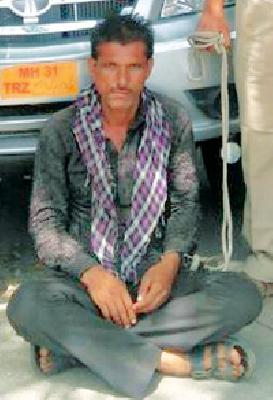 The notorious Sagwan smuggler 'Appa' finally goes away | कुख्यात सागवान तस्कर ‘अप्प्या’ अखेर गजाआड The notorious Sagwan smuggler 'Appa' finally goes away | कुख्यात सागवान तस्कर ‘अप्प्या’ अखेर गजाआड