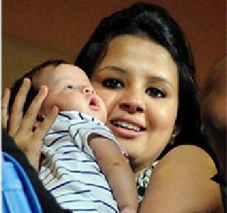 Dhoni's daughter's sleep mode in the celebration of victory | विजयाच्या आनंदोत्सवात धोनीच्या मुलीची झोप मोड Dhoni's daughter's sleep mode in the celebration of victory | विजयाच्या आनंदोत्सवात धोनीच्या मुलीची झोप मोड