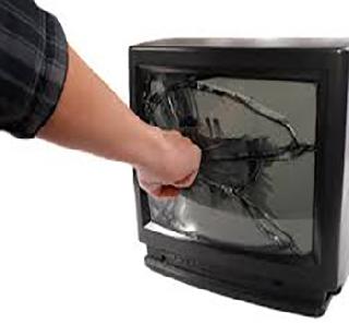 After the defeat, TV fired in Pakistan | पराभवानंतर पाकिस्तानात टीव्ही फुटले After the defeat, TV fired in Pakistan | पराभवानंतर पाकिस्तानात टीव्ही फुटले