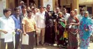 Looter in the name of housing scheme | आवास योजनेच्या नावावर लुटमार